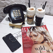 The Dome siêu đẹp luôn các bạn ơiiiiii,những tín đồ sống ảo vô đây là trúng gu rui đó keke.Quán có tông trắng đen thêm kiểu nhiều phụ kiện cho các bạn đến uống nước tha hồ mà chụp ảnh..Nước cũng xịn xịn nữa nè,mình nghĩ là các bạn hãy thử machiaoto than tre đi vì mùi vị thơm uống ngon với lạ miệng nữa ấy chứ li bên cạnh là hồng trà machiato thì quá quen thuộc rồi hen.Nhân viên ở đây thì rất lịch sự,nhẹ nhàng,tinh tế như phong cách của quán vậy...Quán nằm trong một con hẻm nhưng rất dễ tìm,ai muốn chụp ảnh thì mình nghĩ nên đi sớm sớm một tí để quán vắng tha hồ mà tung hoành ấy hihi