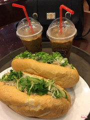 Combo cafe phin và bánh mì cá ngừ tại Highland