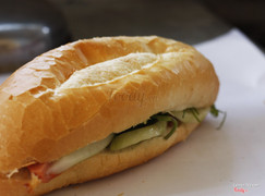 Bánh mì giò chả, thịt, pate, xúc xích các loại, chỉ từ 10k