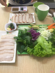 Cuốn heo quay và cuốn thịt heo. 97k 2 suất, còn thiếu đĩa bánh đa nem và bánh ướt