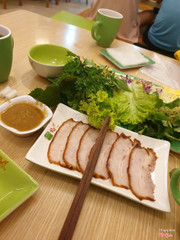 Cuốn thịt heo quay 