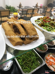 Các món ăn của quán Cơm Tấm TRINH Sài Gòn, rau củ đều rất tươi xanh rất hấp dẫn, chất lượng như nhà hàng, nhưng giá thì rất hạt dẻ😊 Mọi người hãy đến thưởng thức hương vị Sài Gòn ngay giữa lòng tp ĐÀ NẴNG ☺️