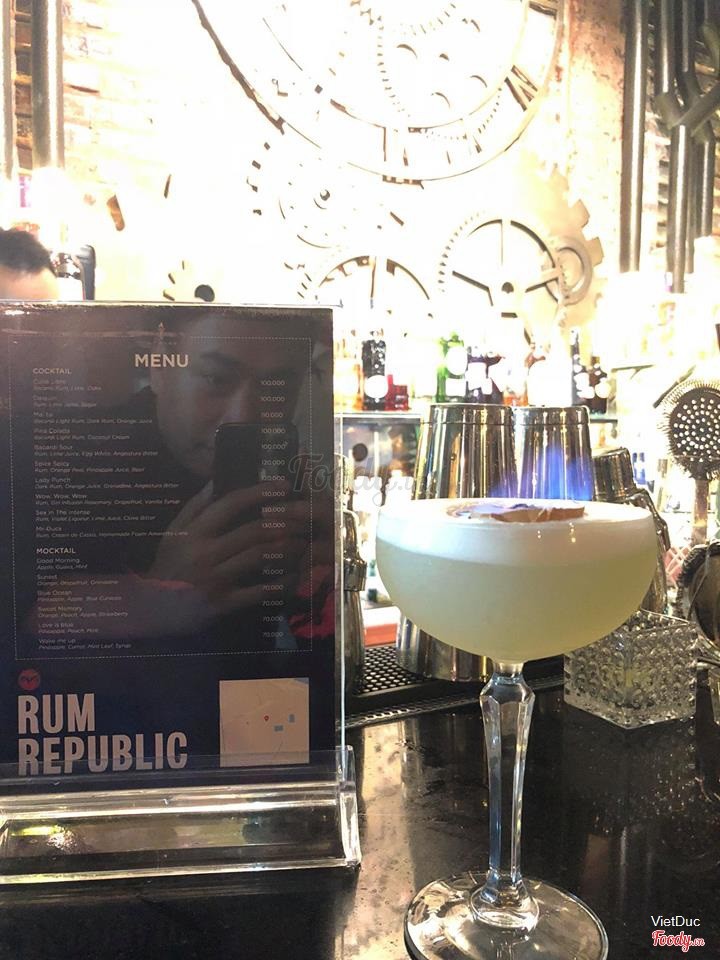 Cocktail sáng tạo . Mình thích vị ngọt và đậm đà của Rum nhưng muốn kết hợp vị thanh và ngậy . Bartender đã pha cho mình một ly Rum Sour ^^ . very good