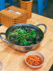 Ốc bươu hấp lá chanh