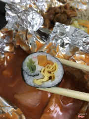 Gim nhân không có gì ấy nhưng được cái chấm với sốt tok thì best.