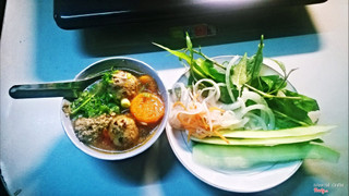 Bánh mì chấm xíu mại 15k/1 phần 2 viên xíu mại, pate, 1 bánh mì nóng, rau dưa ăn kèm