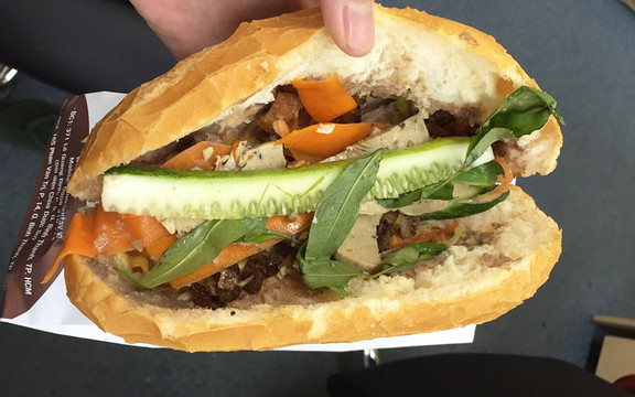 Út Hậu Miền Tây - Bánh Mì Chay