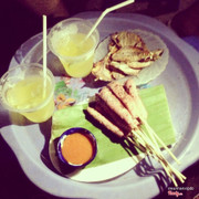 Nem nướng, cá chỉ và trà chanh