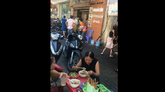 Bún riêu sườn sụn và bò