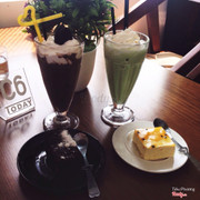 Giá đắt so với các quán khác và uống thấy không ngon lắm. Bánh như để trong tủ lạnh lâu nên cứng đờ. Nhưng đc cái view đẹp và menu vô cùng sang chảnh 