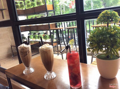 Nước uống thì bình thường, quán chủ yếu chuyên về trà nhưng do k quen uống trà chọn trà sữa nên cảm thấy cx tạm, nánh ăn mềm k bị xốp độ ngọt vừa phải.View đẹp làm mình cảm thấy rât thoải mái , điều hòa mát lạnh luôn, quán đẹp nhất về tối nhé!!