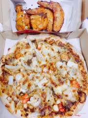 Pizza hải sản sốt tiêu đen và gà nướng
