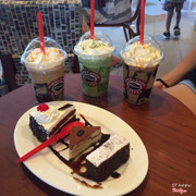 Highland vincom nước uống cực tuyệt vời giá cả hợp lý view đẹp nhân viên phục vụ tận tình bánh thì nóng ngon ngon kem béo lại hấp dẫn chắc phải gé uống thường xuyên quá hihihi