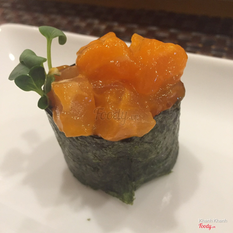 Gunkan sushi cá hồi