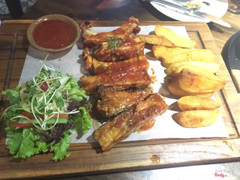 Sườn nướng và khoai tây rán