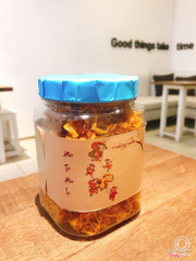 Hình đằng sau hũ khô mực