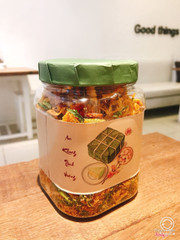 Hình đằng sau hũ khô gà