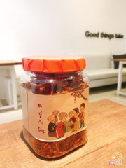 Hình đằng sau hũ khô bò