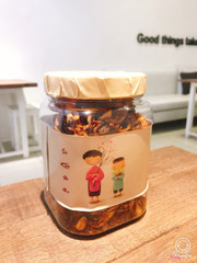 Hình đằng sau hũ khô heo