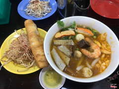 Bánh canh cua, nước lèo đậm đà, thịt cua nhiều, chả cá và chả cua đều ngon. Chỉ tiếc không có bánh bột tôm. Giá 35k tô lớn. Ở VT rất ít bánh canh cua ngon nên quán này cũng khá được, vừa miệng, đồ ăn vừa phải không quá ít. 👌👌👌