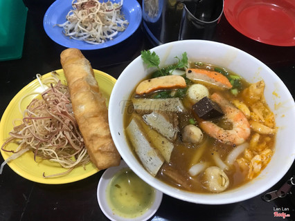 Bánh canh cua, nước lèo đậm đà, thịt cua nhiều, chả cá và chả cua đều ngon. Chỉ tiếc không có bánh bột tôm. Giá 35k tô lớn. Ở VT rất ít bánh canh cua ngon nên quán này cũng khá được, vừa miệng, đồ ăn vừa phải không quá ít. 👌👌👌