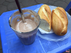 Bánh mì vừng + cacao trứng: 25k. 