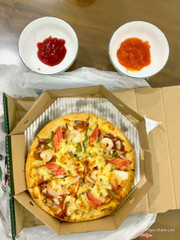 Pizza ăn giá cả hợp lí. Ship về nhà mà vẫn còn nóng hổi, shiper rất tận tâm và vui vẻ...so Good