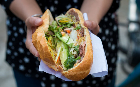 Bánh Mì - Đối Diện 50/3 Trần Quốc Toản