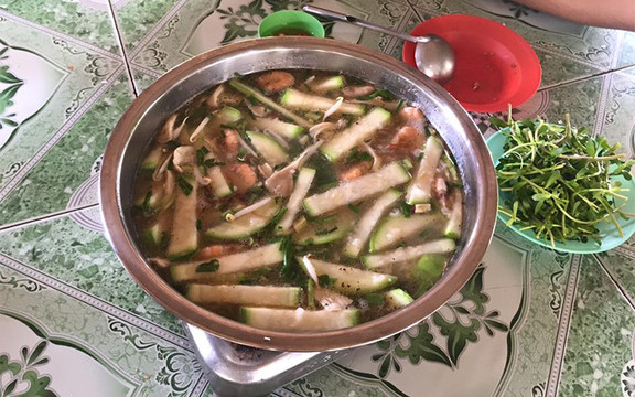 Sáu Quẻn - Quán Ăn Bờ Hồ