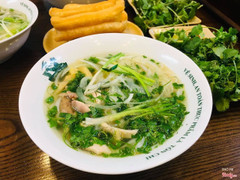 Nước phở thơm, trong. Sợi phở dai. Chuẩn vị