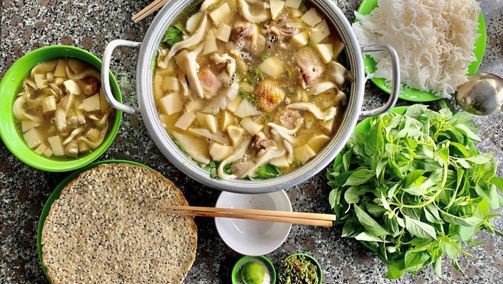 Huynh Đệ Quán - Lẩu Gà Lá É - Trần Xuân Soạn