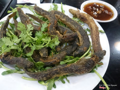 cá kèo chiên giòn chấm mắm me