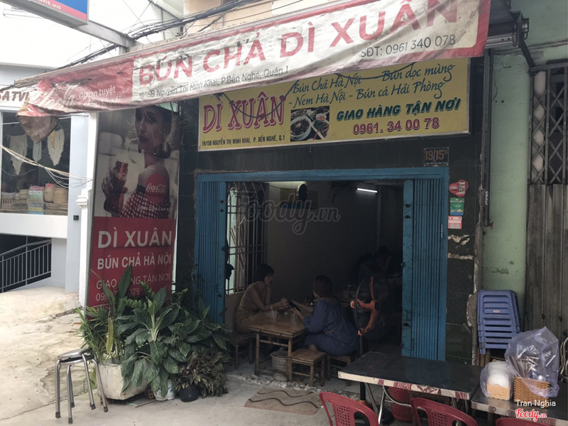 Căn quán chỗ ngồi ăn, chụp hình ngoài sáng bị tối nhưng mình ngồi ăn thấy đủ sáng.