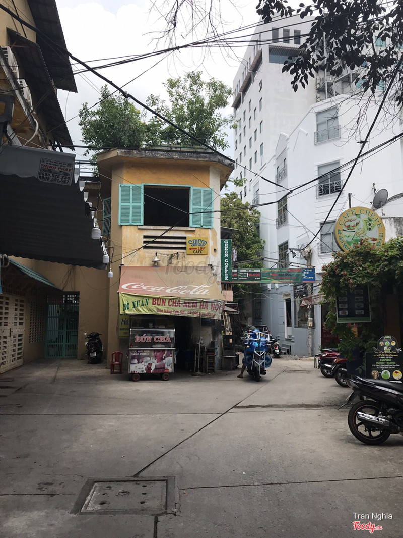 Căn quán đầu hẻm nhìn vô thấy. Ngoài đầu hẻm có bảng nhỏ “bún chả dì Xuân”.