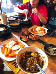 Ngon cực kì, có điều quán lúc nào cũng đông khách nên phải đợi bàn, bàn nào đi đông người đợi còn lâu ác ._.