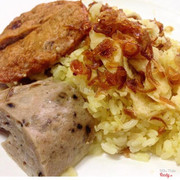 Ở Hà Nội mà không biết Phở Thìn bờ hồ với xôi chả cua bà Thảo thì hơi quê đó nha các má :))) Xôi gì mà mua về cho vô tủ lạnh xong giờ mang ra chưa thèm hấp lại, ăn hạt xôi vẫn dẻo thiệt dẻo, ngon thiệt ngonnnnnnn. Cho xửng hấp lên thì đúng là quốc hồn quốc tuý huhuhu cái chả cua mới gọi là độc nhất vô nhị nè các má, không ở đâu có nha :))) hành khô xịn đét, không phải loại hành đểu đểu làm từ khoai tây thối đâu :))) mà hình như ai tên là Thảo cũng nấu ăn ngon hết á :"> Địa chỉ: Xôi bà Thảo - 41 Đường Thành (đối diện chợ Hàng Da)