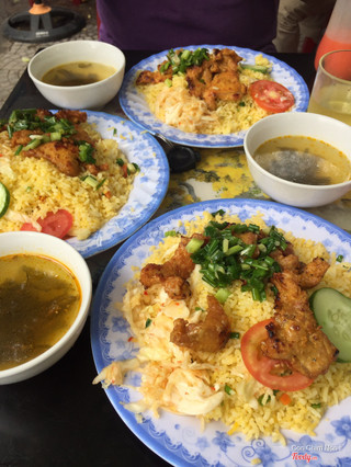 cơm gà xối mỡ