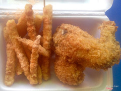 Hôm nay ăn gà rán với khoai tây lắc phomai thiệt đã. Giá cả hợp lý ^^