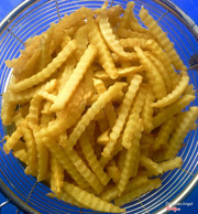 Ăn kèm với gà là khoai tây chiên giòn tan. Chấm với nước sốt riêng rất ngon