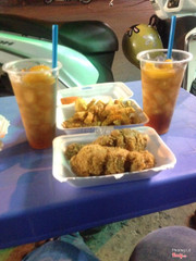 Tụi mình thấy trên foody bên đến đây ăn thử món đùi gà chiên, khoai tây lắc phô mai và trà đào thì thấy ngon tuyệt cú mèo mà giá cả lại hợp túi tiền học sinh, sinh viên nữa. Còn chị chủ quán thì rất vui vẻ và nhiệt tình. Quán tuy chỉ có 1, 2 bàn do k đủ mặt bằng nhưng mình hi vọng quán sẽ sớm đc mở rộng ra. Dù đến lần đầu nhưng mình thấy rất ưng ý lần sau nhất định sẽ tới ủng hộ quán tiếp 😘😘😘