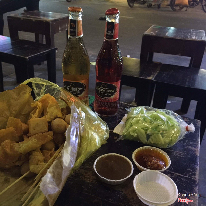 Mua cá viên chiên đem lại đây ngồi nhâm nhi với bia