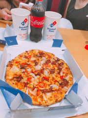 Pizza domino's >< ngon mà rẻ lắm đang có chương trình giảm giá đó <3