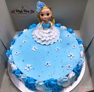 Còn về bánh đặt rất hài lòng về cả chất lượng lẫn giá thành. Mình đặt bánh búp bê này cho cháu gái bé rất thích, bánh to mà giá có 350k cả búp bê 😍. Mình khá ưng và sẽ ủng hộ Vinh Tẩm !