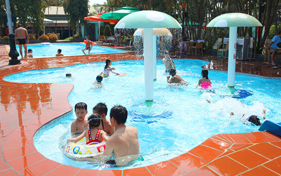 Hồ Bơi Nhật Nguyệt