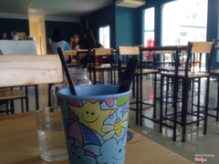 Không gian màu xanh này nhìn mát mắt, không gian đẹp , trẻ trung, phục vụ mình thấy củng rất nhiệt tình 