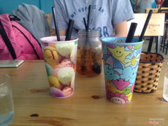 Trà sữa socola và trà đào ( 3 ly này hết 47k). Trà sữa ly to , ngon, hợp vị với mình , có thạch dai dai . ở quán là trà sữ nhà làm nên củng thấy an toàn , sạch sẽ 🙆🏼