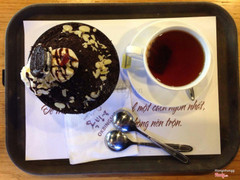 Quán tương đối rộng và thoáng nhưng chỉ có 1 tầng. Ở đây có cả đồ ăn mặn như bánh gạo cay, mì đen và các loại trà. Bingsu khá ngon đầy đặn, ăn đến cuối mà vẫn k bị ngấy :)))) chỗ này đang có khuyến mãi mua 1 size to tặng 1 size bé nhưng mà trước 7h nhaaa. Size to thì to lắm ấy phải 3 người ăn may ra hết :))) Nhân viên quán cũng nhiệt tình thân thiện nhưng mình nghĩ nên có 1 bạn nhân viên đứng ngoài mở cửa cho khách. Nói chung là mình hài lòng và sẽ quay lại lần nữa ❤