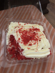 Red velvet có màu đỏ tươi như kiểu cho phẩm ấy ạ, k ngon 