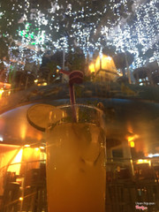 Mình cùng gia đình đi vào tối thứ 2 . Sau khi về có những feedback như sau : Đồ ăn không ngon cho lắm . Nước uống thì tạm được . Giá thành hơi cao nhưng so vs mặt bằng quán cộng vs lối kiến trúc xây dựng thì giá thành cao tí để bù lỗ vô xây dựng cho giới trẻ sống ảo cũng là vừa . Nhưng thái độ phục vụ của nhân viên không được nhiệt tình cho lắm , mỗi lần gọi order là nhân viên lại đem gương mặt không cảm xúc ra mà trình diện . Quán đông khách nên ồn ào , khó thích hợp để thư giãn vào đêm (mình chưa đi buổi trưa nên chưa biết được)