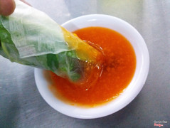 Nem chấm sốt